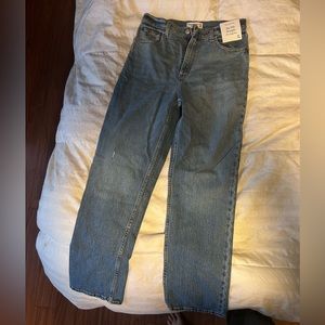 Abercrombie & fitch ultra high rise 90s straight jean. Colour medium.